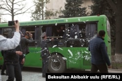 Момент столкновения милиции и протестантов на митинге в защиту Садыра Жапарова перед зданием ГКНБ, 27 марта 2017 г.