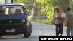 Haltany göterip barýan daýhan (Illýustrasiýa suraty)