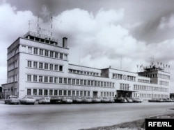 Стара будівля аеропорту, в якому спершу в Мюнхені, у 1953–1967 роках, був розташований офіс Радіо Свобода