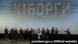 "Kiborglar" filminiñ tanıtılmasından evel kösterüvniñ iştirakçileri