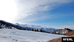 Пиар проекта ГЛК «Кок-Жайляу» предыдущая команда его продвиженцев начала с распространения информации о «девяти метрах снега» на будущем курорте зимой. На самом деле снега там выпадает в десять раз меньше, о чем в 2012 году заявил Центр гидрометеорологического мониторинга Алматы. По этому фото, сделанному во второй половине декабря, видно, что снега на Кок-Жайляу не всегда много. На склонах, обращенных на юг, его зачастую вовсе нет. 19 декабря 2012 года.