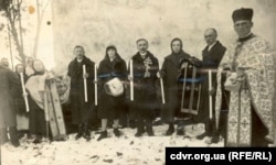 Праворуч священик УГКЦ Омелян Ковч із парафіянами