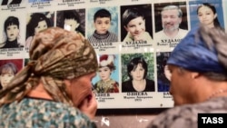 Бесланера номер 1 йолчу школехь байъинчу закъалтхойн суьрташ. Беслан, Къилбаседа ХIирийчоь. 2016 шо
