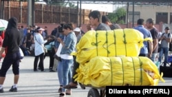 Қазақстан мен Өзбекстан шекарасындағы "Жібек жолы" кеден бекетінде. Азаттық архивіндегі фото