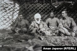 П.Пеллио, Курманжан датка, Жамшитбек жана К.Г.Маннергейм. 1906-ж.