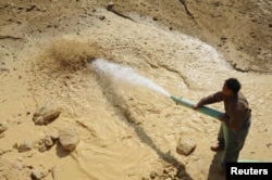 Цзянси провинциясы Наньчэн уезіндегі сирек жер металдары учаскесінде жұмыс істеп жатқан адам. Қытай сирек жер металдары қоры жағынан әлемде көшбасшы ел саналады.