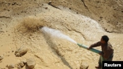 Китайский рабочий на участке редкоземельных металлов в уезде Наньчэн провинции Цзянси. Китай считается лидером по запасам редкоземов и их производству