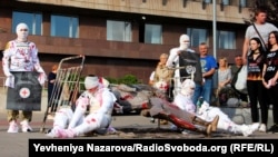 Перформанс, влаштований рідними та близькими полонених оборонців Маріуполя, що загинули в Оленівці під час теракту