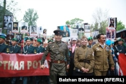 Участники марша «Бессмертный полк». Алматы, 9 мая 2016 года