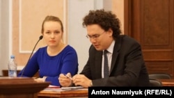 Advokatlar Marina Agaltsova (soldan) ve Kirill Koroteyev (sağdan) Rusiye Yuqarı mahkemesinde, 2016 senesi sentâbr 29 künü