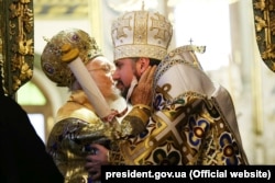 Глава Православної церкви України митрополит Епіфаній (праворуч) в момент отримання від Вселенського патріарха Варфоломія Томосу про автокефалію. Стамбул, 6 січня 2019 року