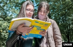 Абітурієнти після ЗНО з історії України в пункті проведення зовнішнього незалежного оцінювання. Архівне фото