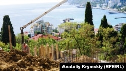 Строительная техника на Поликуровском холме в Ялте, архив