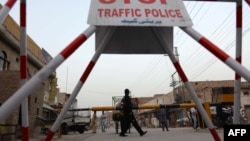 د پولیسو سرتېري د بنو او شمالي وزیرستان پر پوله پهره ورکوي - انځور له ارشیفه.