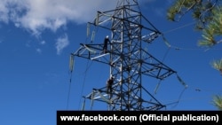 Фахівці ДУП РК «Крименерго» здійснюють заміну пошкодженої високовольтної опори. Ілюстраційне фото