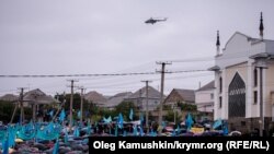 Aqmescitte matem mitingi üzerinde vertolötlar, 2014 senesi mayıs 18 künü