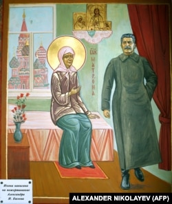 Ікона «Матрона і Сталін» («Блаженна Матрона благословляє Йосипа Сталіна»), яка в 2008 році перебувала в одному з храмів Петербурга. Сюжет ікони побудований на легенді про розмову святої РПЦ Матрони зі Сталіним. Ініціатор ікони стверджує, що вона «канонічна, оскільки має всі атрибути святого образу»