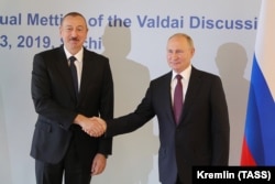 Ильхам Алиев (слева ) и Владимир Путин в 2019 году