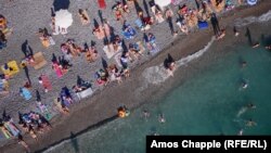 ოკუპირებულ აფხაზეთსა და ანექსირებულ ყირიმში ყოველწლიურად მილიონობით რუსი ტურისტი ჩადის. 