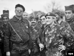 Vojislav Seselj (second from left) with Yugoslav People's Army troops in the city of Benkovac, in 1991, near the start of Croatia's war of independence.