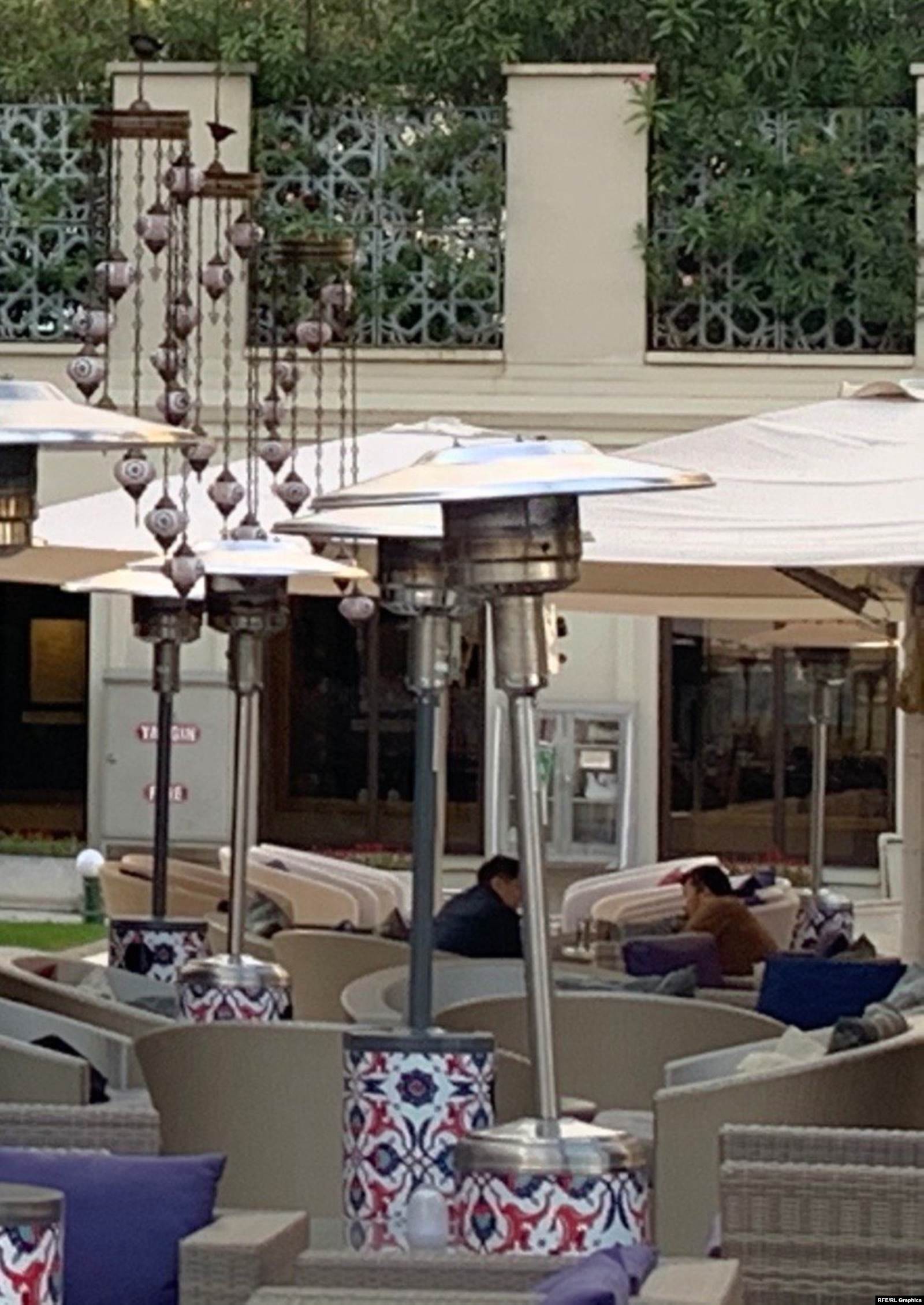 Айеркен Саймати журналист менен Стамбулда жолуккан. (Photo: OCCRP)