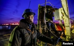 Мұнай кенішіндегі жұмысшы. Қызылорда облысы. 21 қаңтар, 20016 жыл.