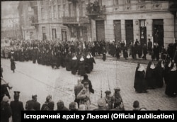 Похоронна процесія у Львові 5 листопада 1944 року