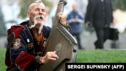 Кримчанин Остап Кіндрачук грає на бандурі в центрі Києва, 31 жовтня 2007 року