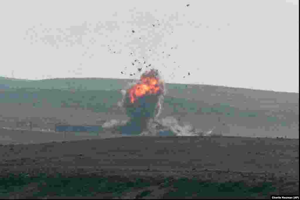 Ракета «Томагавк», запущена з підводного човна, влучає в ціль на острові Сан-Клементе, тренувальному полігоні ВМС США біля узбережжя Південної Каліфорнії, під час випробувань у листопаді 1998 року.Під час телефонної розмови на початку липня Дональд Трамп, як повідомляється, запитав Зеленського: «Володимире, ти можеш вдарити по Москві? [...] Чи можете ви вдарити і по Санкт-Петербургу?» Як повідомляється, український президент відповів: «Безумовно. Можемо, якщо ви дасте нам зброю». 15 липня Трамп заперечив, що має намір озброїти Київ ракетами дальнього радіусу дії, заявивши журналістам: «Ми не збираємося цього робити». А 28 вересня віцепрезидент США Джей Ді Венс підтвердив, що Вашингтон розглядає можливість передачі Україні далекобійних ракет «Томагавк»