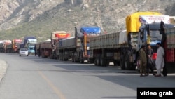 په تورخم کې د لارې تړل کېدو له وجې ګڼ مال لېږدوونکي ګاډي ولاړ دي - د اکتوبر ۱۷مې انځور.