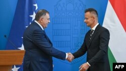 Milorad Dodik (lijevo) na pres-konferenciji sa mađarskim šefom diplomatije Peterom Sijartom, Budimpešta, 4. septembra 2025.