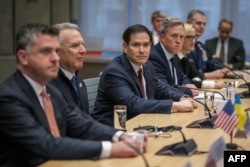 Госсекретарь США Марко Рубио и спецпосланник США Стив Уиткофф встречаются с украинской делегацией для обсуждения плана США по прекращению войны в Украине. Женева, Швейцария, 23 ноября 2025 года. Фото AFP