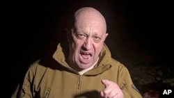 5-май, 2023-жыл. Евгений Пригожин анда көптөгөн сөөктөрдүн жанында туруп, булар снаряд жетишпегендиктен каза болгон өзүнүн "Вагнер" компаниясынын жалданма жоокерлери экенин айткан. Ал Орусиянын аскерий жетекчилигин "вагнерчилерди" колдобой жатат деп айыптаган.