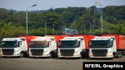 Ингурский мост и грузовые автомобили (коллаж)
