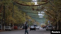 Над вулицями у Херсоні натягнуті антидронові сітки. У місті лишається близько 60 тисяч мешканців. Херсон, 2 жовтня 2025 року