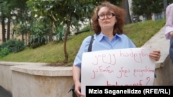 საპროტესტო აქციის მონაწილე პარლამენტის წინ. 2024 წელი 