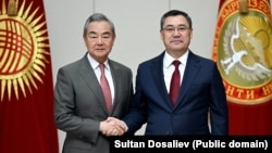 Кытайдын тышкы иштер министри Ван И менен Кыргызстандын президенти Садыр Жапаров