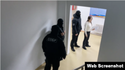 Соттун имаратына келген атайын күчтөр. Алматы облусу, 2025-жылдын 17-январы.