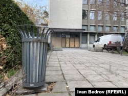 Изглед към централата на Пеевски от градинката пред сградата.