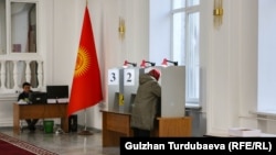 Год назад в Кыргызстане состоятся выборы депутатов городских и сельских кенешей. Избирательный участок в Бишкеке.