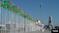 Türkmenistan Bitaraplyk gününi 1995-nji ýyldan bäri döwlet derejesinde belleýär, baýramcylyk dabaralary müňlerçe adamyň gatnaşmagynda köpçülikleýin ýörişler bilen geçirilýär.