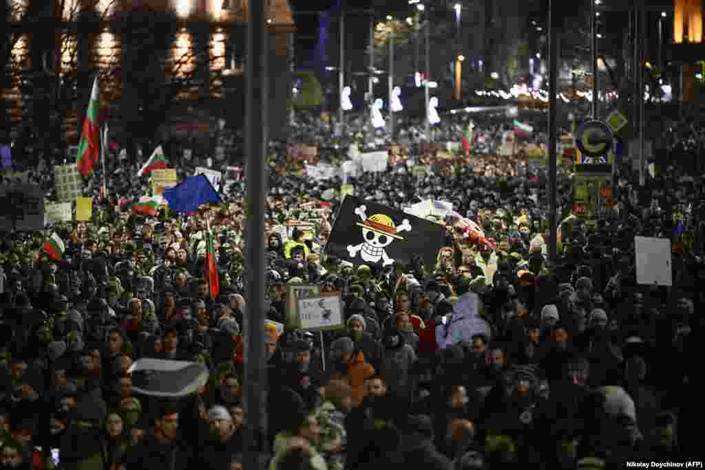 Деякі протестувальники в Софії тримають плакат із зображенням «Веселого Роджера» з популярного японського манґа-серіалу One Piece. Цей символ використовувався в молодіжних протестах по всьому світу впродовж останніх років