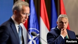 Прем’єр-міністр Угорщини Віктор Орбан слухає виступ генерального секретаря НАТО Єнса Столтенберґа під час пресконференції в Будапешті, Угорщина, 12 червня 2024 року