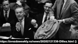 Генрі Кебот Лодж – представник США в ООН – показав герб. Відкрив та продемонстрував засіб прослуховування, 1953 рік