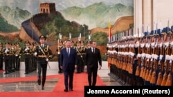 Церемония встречи президента Франции Эмманюэля Макрона и его супруги Брижит Макрон председателем Китая Си Цзиньпином и его супругой в Большом зале народных собраний. Пекин, Китай, 4 декабря 2025 года