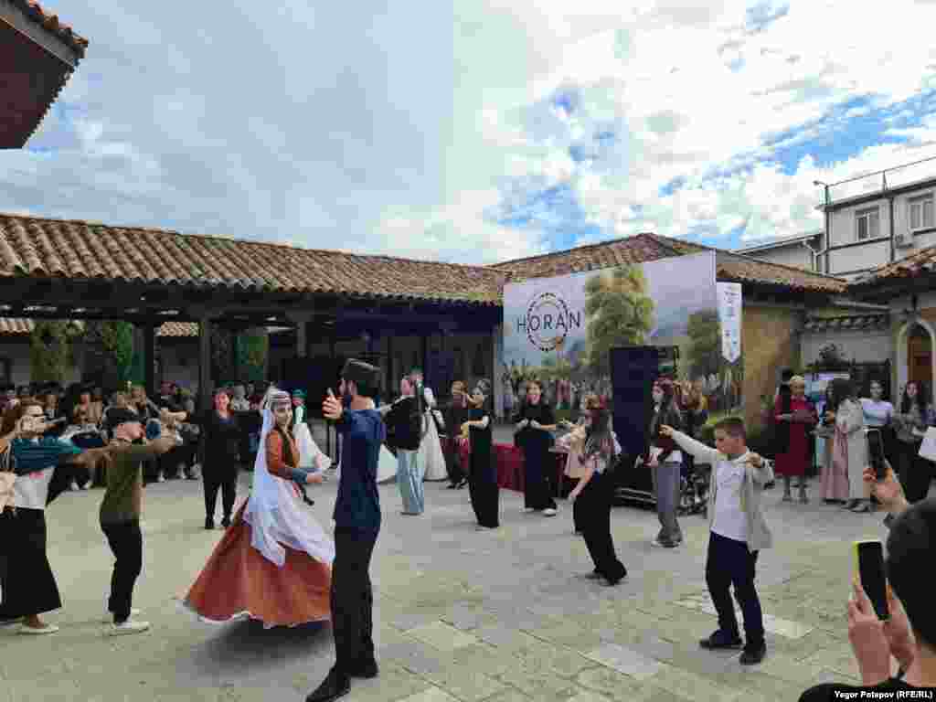 На завершення фестивалю танцювали вже всі охочі під схвальні оплески численних відвідувачів фестивалю