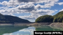 Lacul și barajul Paltinu, din județul Prahova, pe 23 septembrie 2025, înainte de a rămâne și mai mult fără apă.