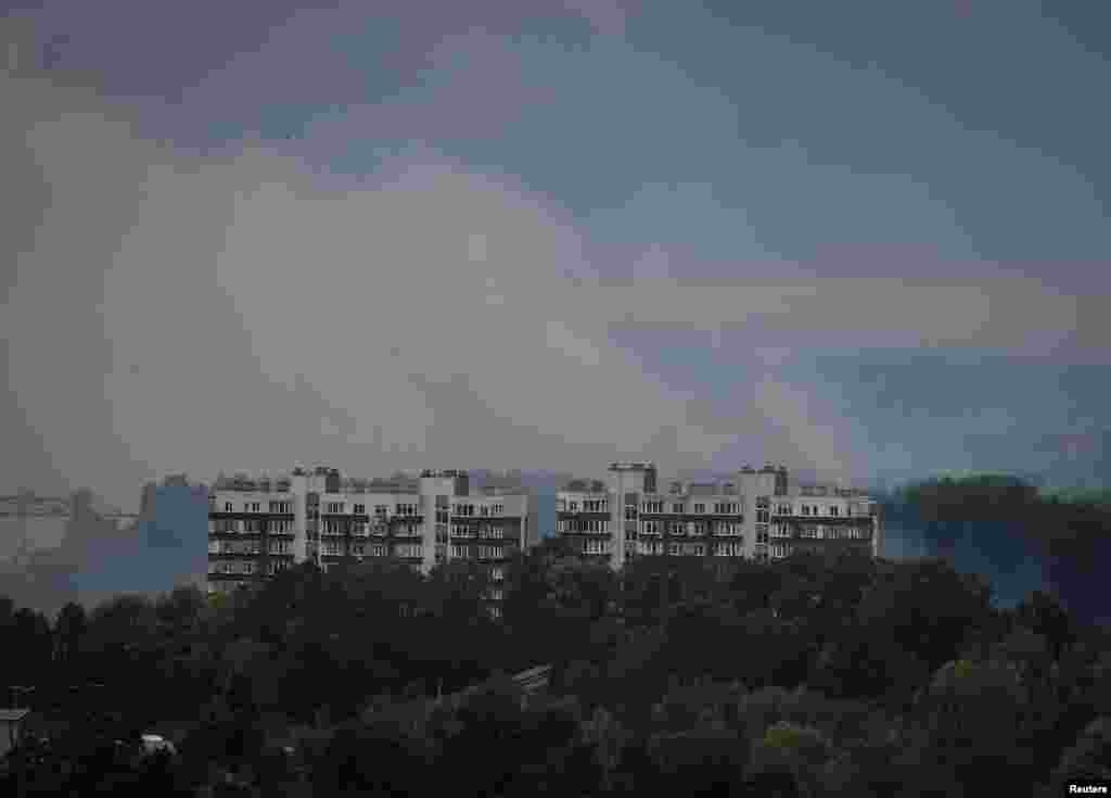 Дым стелется над городом после удара российского беспилотника и ракеты на фоне нападения России на Украину во Львове, Украина, 5 октября 2025 года. REUTERS/Roman Baluk