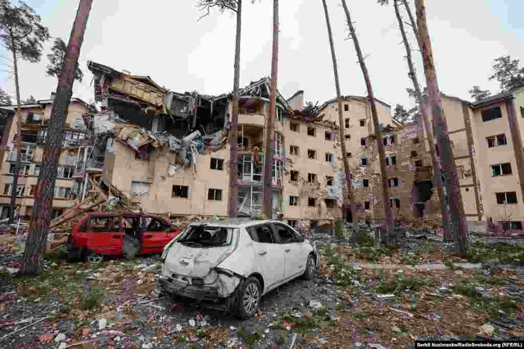 2 березня 2022 року російські війська завдали авіаудару по Ірпеню з двох Су-25. Дві ракети вдарили по житловому будинку на Гостомельському шосе. Протягом кількох днів ішли інтенсивні бої за цю частину міста, яка сильно обстрілювалася російськими військовими.Російські розтрощили цей ошатний будинок. Його демонтаж розпочали ще у вересні 2022-го. У грудні 2024-го, за фінансової участі міжнародних організацій, на тому місці почали зводити новий житловий будинок.Ліворуч фото від 2 березня 2022, праворуч – березень 2025 року