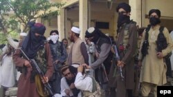 په بونیر کې د وسله وال طالبانو یوه ډله. تصویر له ارشیفه 